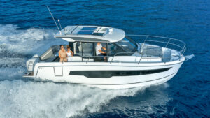 A family driving the Merry Fisher 895 S2 boat