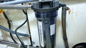 Wavestream boat filter fitted with one vertical connector and one horizontal