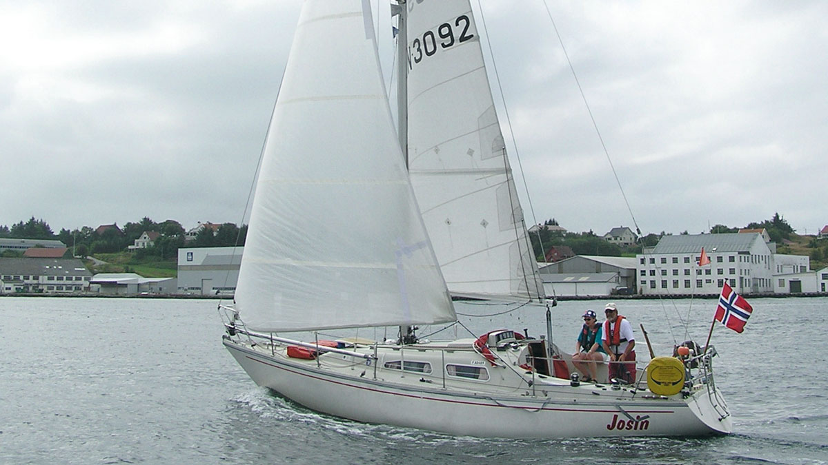An Albin Ballad yacht sailing