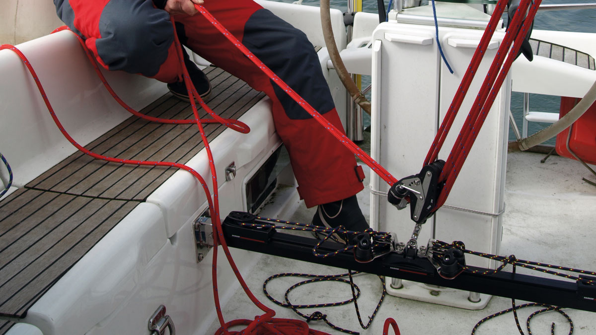 A removable mainsheet track on a boat to control the sails