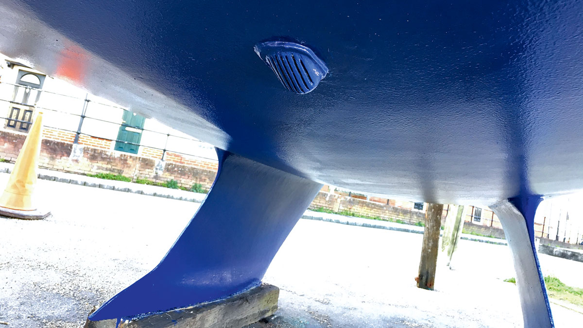 the bottom of a yacht painted with Silic One antifouling