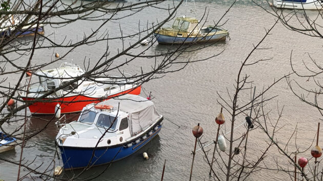 An abandoned boat on its mooring at Stonehouse Bridge, Plymouth. Credit John Summerscales