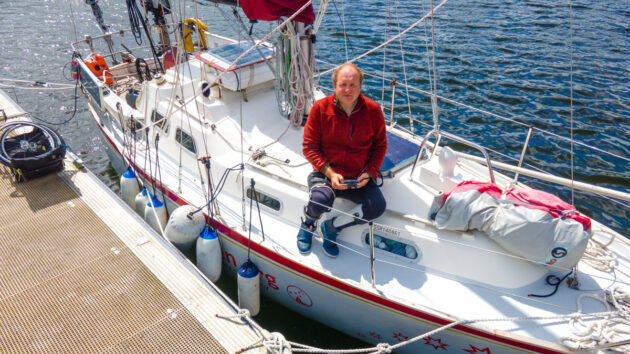 Solo sailor Ian Wyllie aboard his Vancouver 27 Trilleen