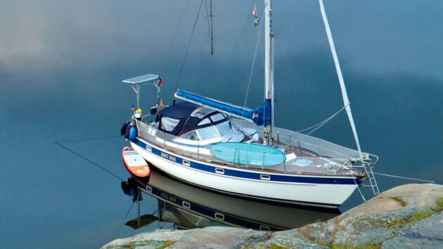 A boat moored close to rocks