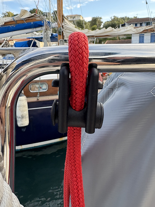 An adjustable Fender Mate on alumimium tube
