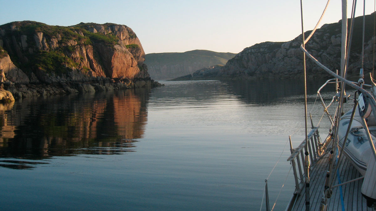 A boat approaching close to shore
