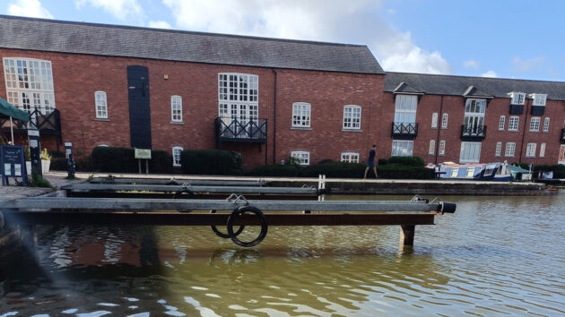 Low water level at the canal basin in Market Harborough. Credit: www.unionwharfharborough.co.uk 