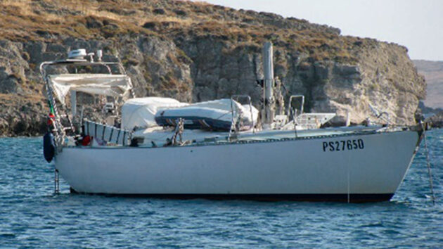 A dismasted yacht caused by failure of the rigging due to metal fatigue