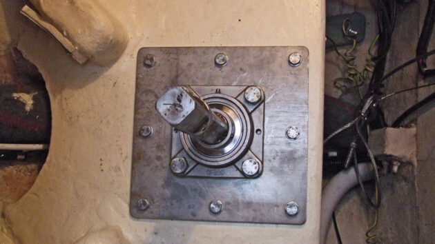 A mounting and bearing plate on a boat steering system