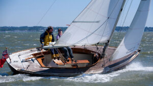 Two people sailing a Tofinou 7