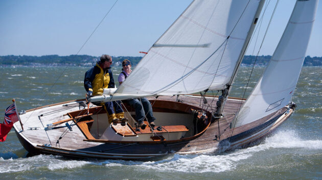 Two people sailing a Tofinou 7
