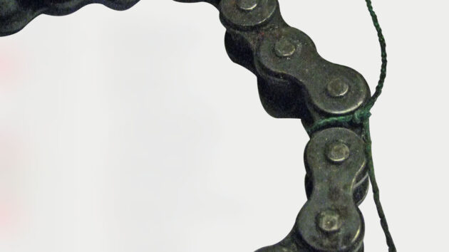 Steering chain for a boat