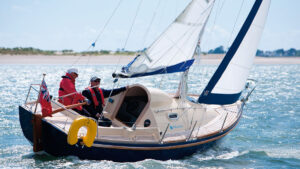 Two men sailing the Yarmouth 22
