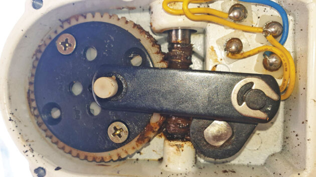 a windscreen wiper motor drive assembly for a boat