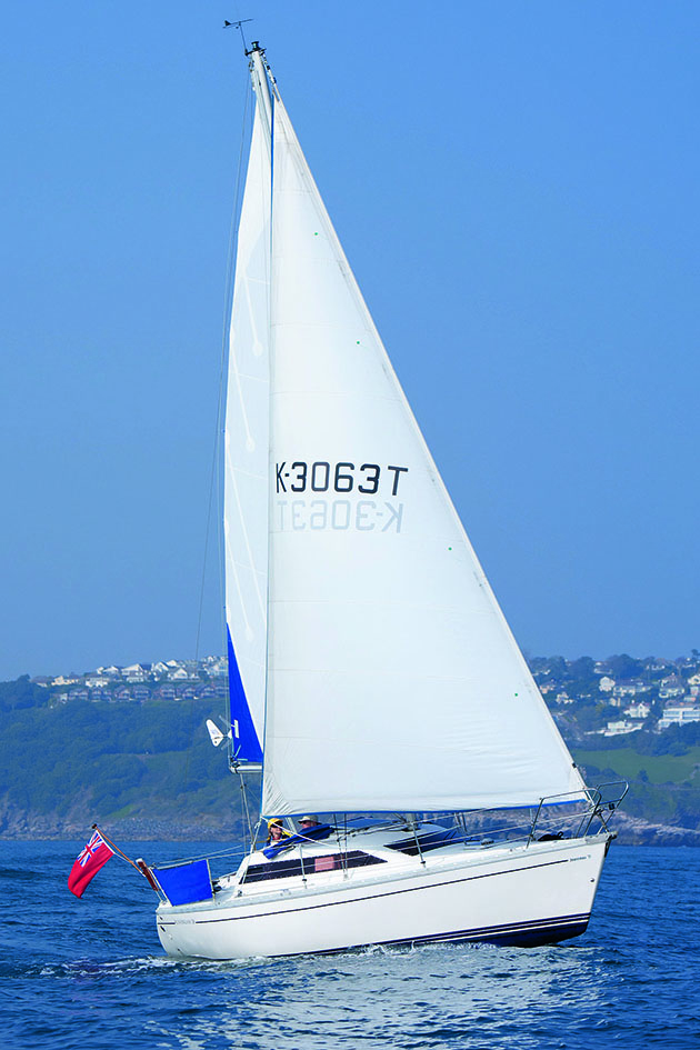 A Jeanneau Sun Dream 28 sailing off the coast