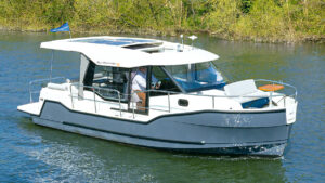SunCamper 31 being motored along a river