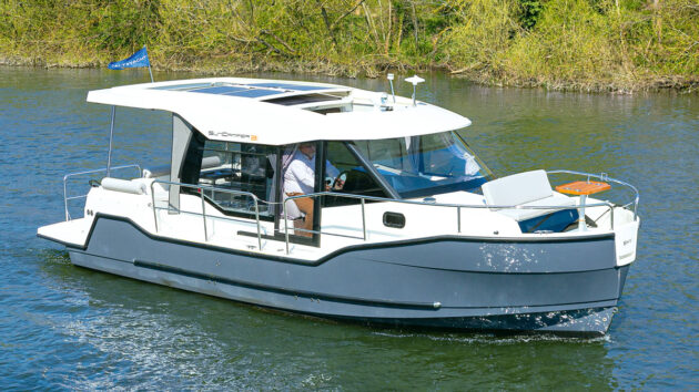 SunCamper 31 being motored along a river