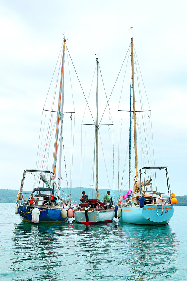 Mast unstepping of a boat on the water