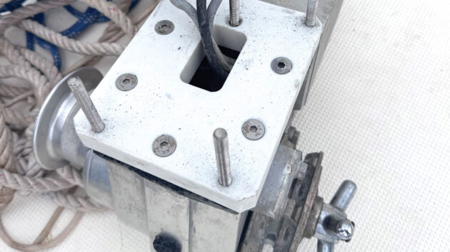 Back plate for an anchor windlass