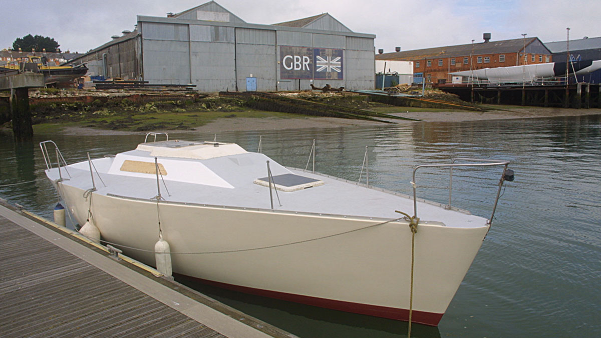 A boat next to a pontoon with no deck gear
