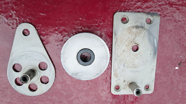 Steering cheek block on a boat