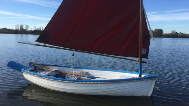 Clive’s fast SmacksBoat with tack pulled down/back to raise boom. Credit: Clive Marsh