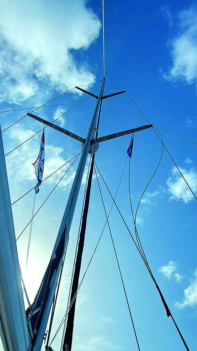 Snapped shroud on a mast of a boat