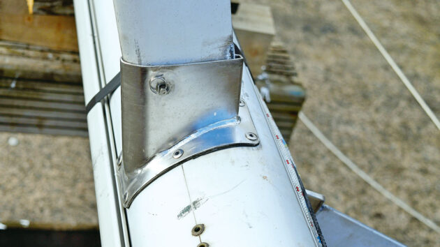 Rivets in a mast for a boat