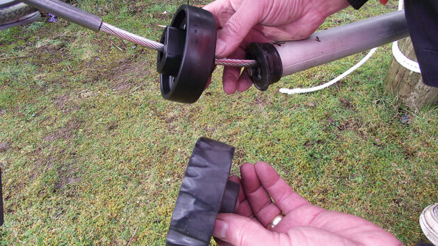 Forestay deflectors for a mast