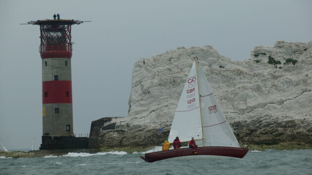 A Contessa 26 rounding the Needles