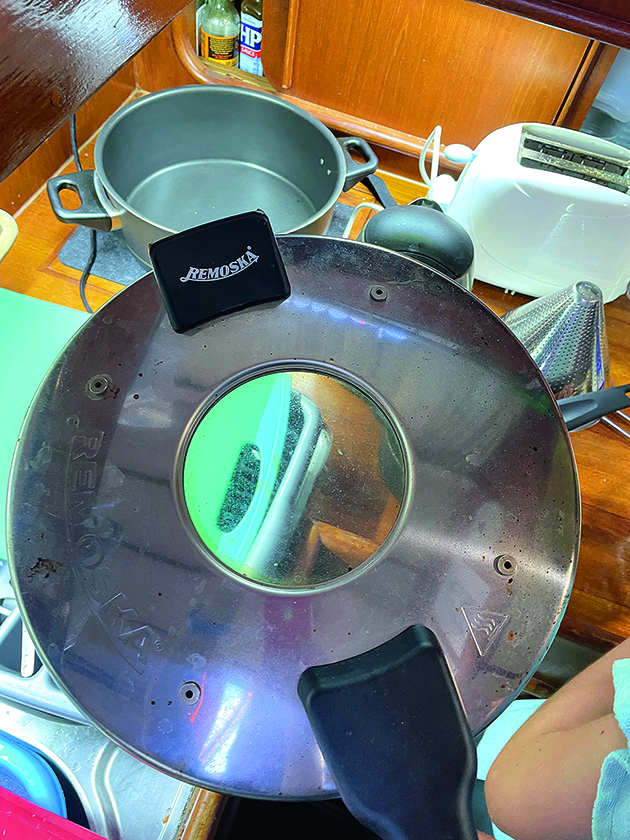 Remoska electric tabletop cooker