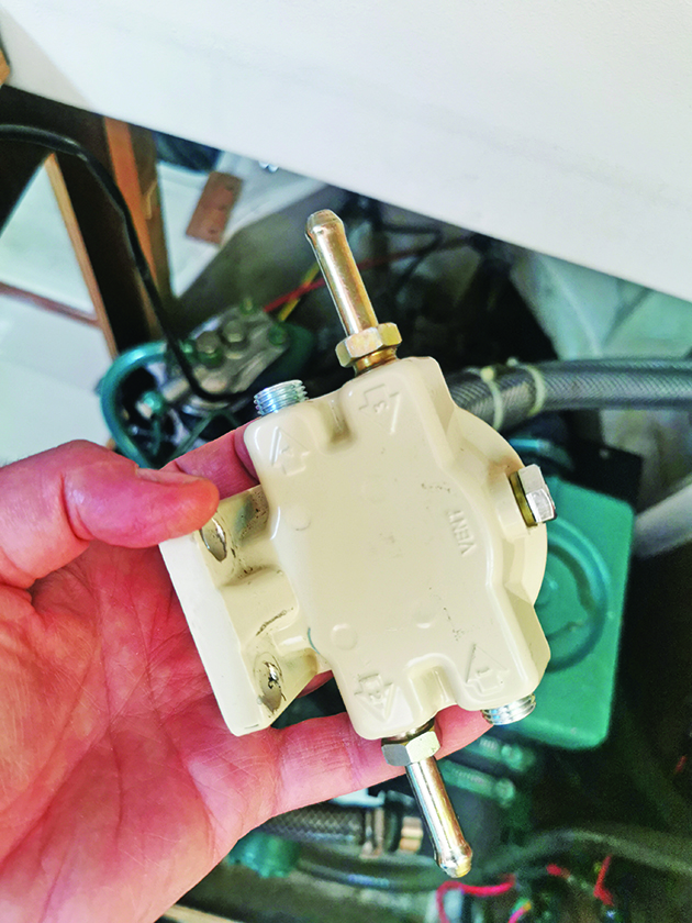 Primary fuel filter housing for a boat engine