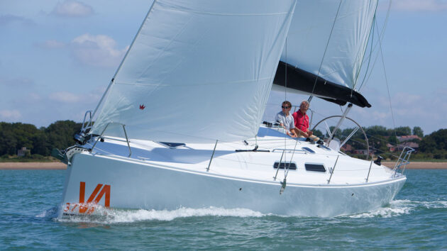 Two men sailing a Varianta 37