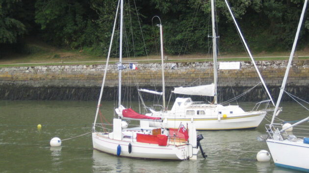 A Red Fox 200 moored on a trot mooring 