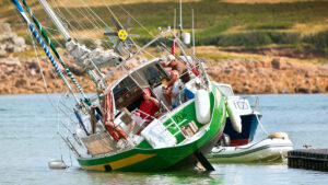 Yacht aground. Credit: SNSM/Alamy
