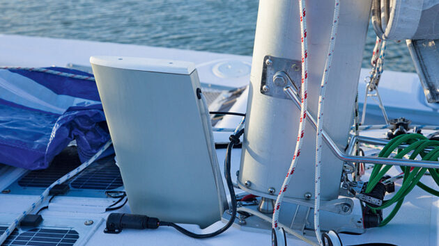 A rotating mast on a Corsair Dash 750 trimaran