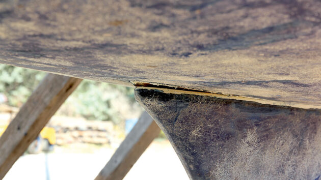 A keel parting from the hull of a boat after a grounding affected the boat construction