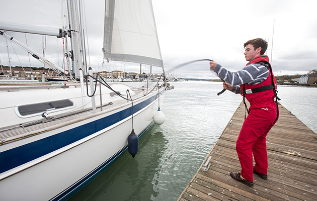 A crew ready with the bowline
