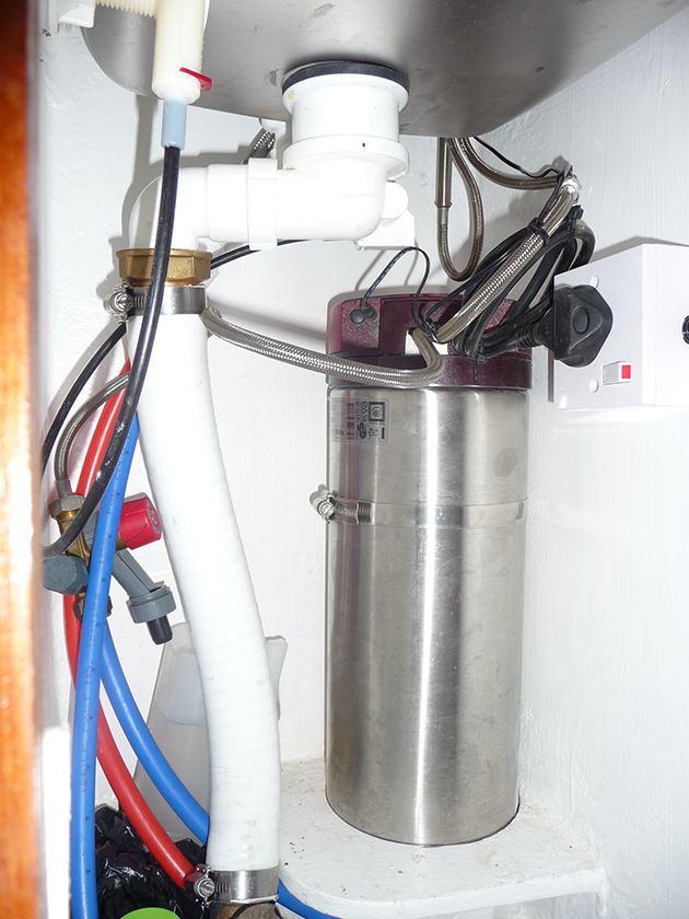 A instant boiling water tank