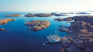 Knowing how to tie up to a rock is a vital skill when sailing the Baltic Sea. Credit: Martin Leisborn