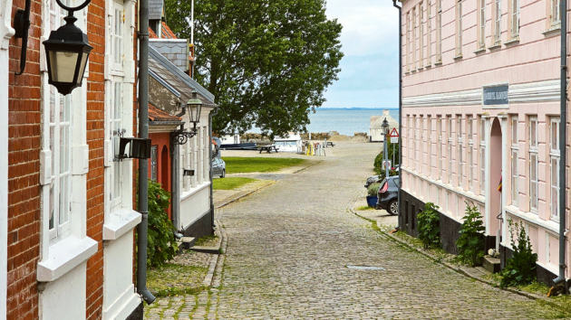Ǣer0sk0bing’s cobbledstreets and colourful
houses preserved in the
style of the 18th century