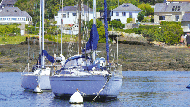 : In many rivers, such as here in Alber Ildut, mooring buoys may be used by visiting yachts 