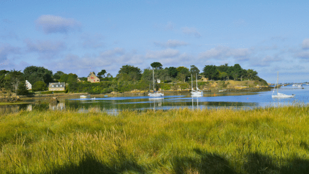 Ile de Bréhat is very beautiful but has very limited anchorages for deep-draught keel boats 