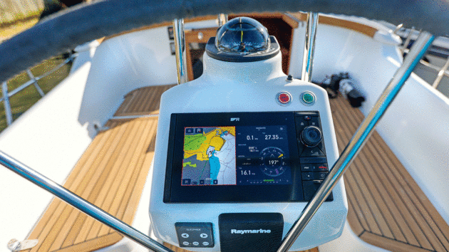 All controls are on thesteering pedestal, or within arm’s reach