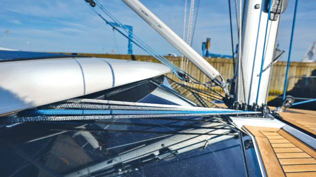 Lines are led aft via ducts under the coach roof