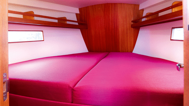 Using the full beam, the forward berth is a huge 220cm wide