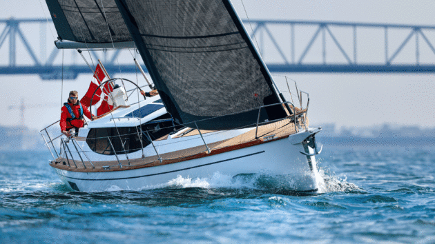 Visibility forward is excellent, despite the deck saloon, thanks to a high cockpit sole