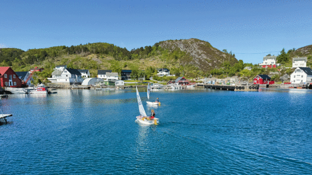 Optimist sailing in beautiful Silda harbour
Annotation caption her
on here