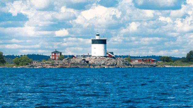 Svartklubben lighthouse at the entrance to the Gulf of Bothnia signals the start of Wietze and Janneke’s journey