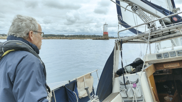 David takes Tinfish past La Corne on the way up to Tréguier